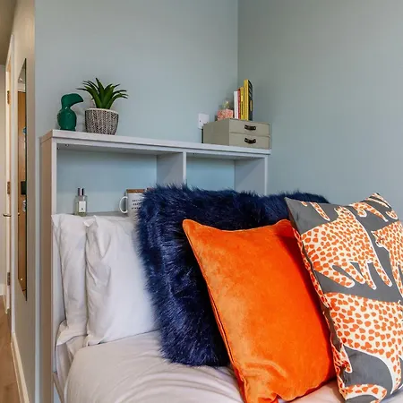 For Students Only - The Refinery In Apartment