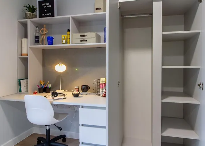 For Students Only - The Refinery In * 利兹