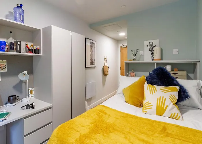 For Students Only - The Refinery In 利兹